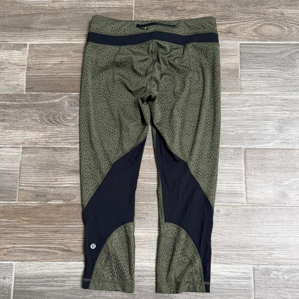 Lululemon run inspire crop green leopard print capri leggings size 8